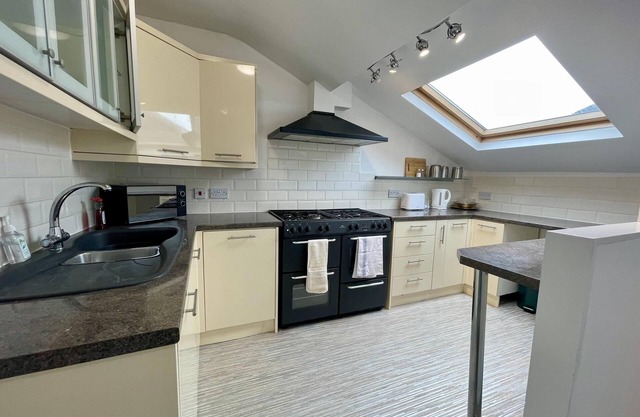 Impeccable 2-bed Apartment in Scarborough