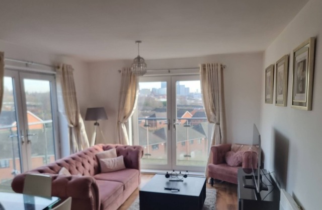 Impeccable 2-bed Apartment in Salford