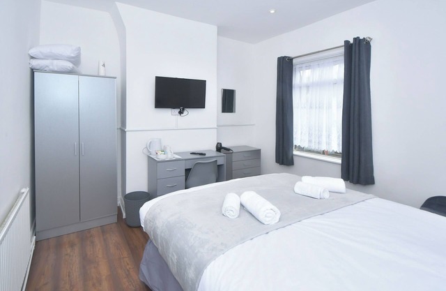 Impeccable 3-bed House in Stoke-on-trent