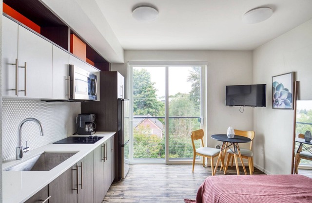 Impeccable Ballard Studio w/Rooftop, BBQ, walk to dining, by Blueground