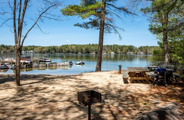 Impeccable home with screened-in porch, loft, WiFi and access to community beach