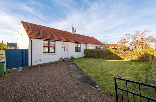 Impeccably presented 2-bedroom cottage in the heart of Gullane. Sleeps 4.