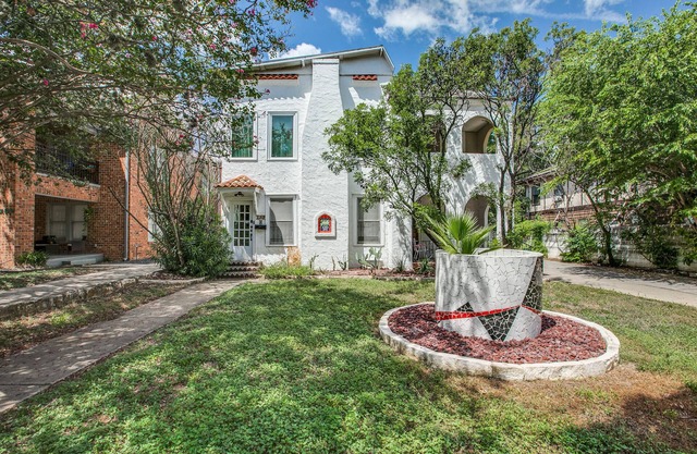Impressionist art themed 2B apartment in modernly renovated Spanish Colonial