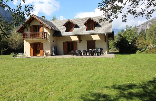 Impresionante casa y jardín en Bourg d'Oisans, ciclista amable, garaje, WIFI