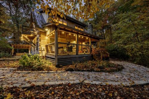 Impressive Log Cabin with Fireplace, Fire Pit and Hot-tub in Unionville, Indiana