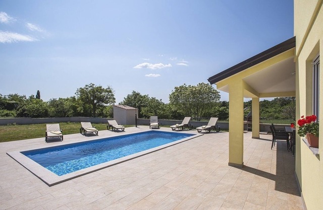 Impresionante villa con piscina privada, parque infantil