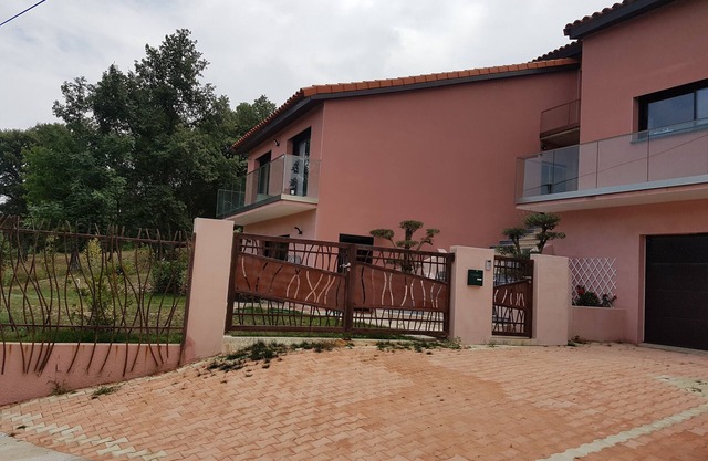 En un entorno verde tranquilo oxigenarte en esta prestigiosa villa