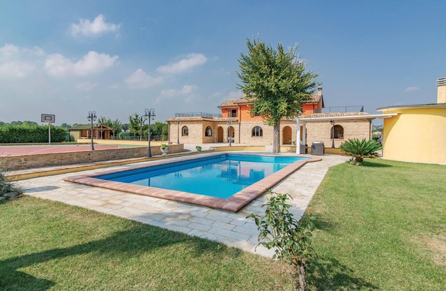 Alojamiento de 6 habitaciones en Montelupone MC