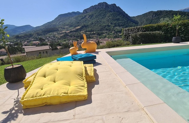 In a postcard setting! Villa 10 people Drome Provençale
