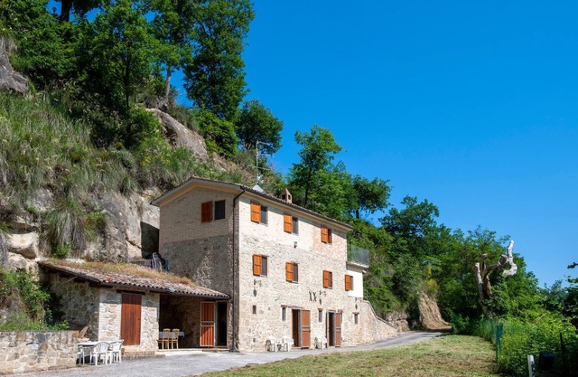 In a quiet location, this spacious stone house welcomes you.