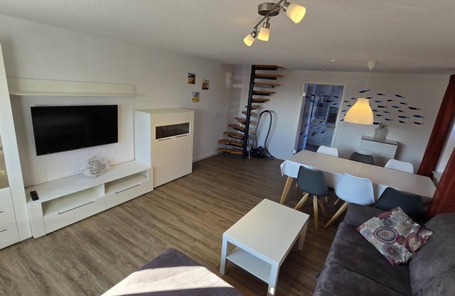 In a quiet residential area + fenced garden + free WiFi + by the sea + dogs welcome + modern furnishings