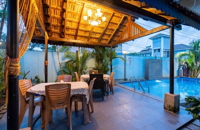 Homestay in Assagaon in a 2 bedroom apartment with a pool