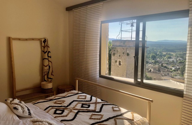 In Chateauneuf de Gadagne, in the heart of the village: 2 independent bedrooms