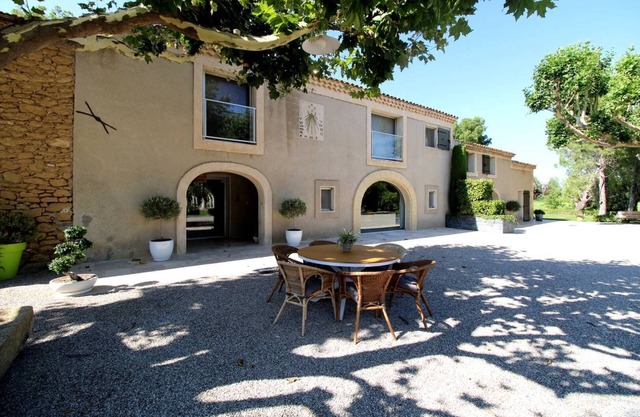 In Entressen, Alpilles, country house with A/C and excellent amenities pets admitted(1).
