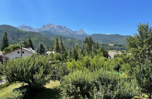 ENFRENTANDO LAS MONTAÑAS no pasó por alto T2 *** en el JARDÍN en el 1er piso de un CHALET