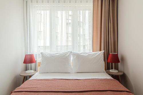 In Istanbul Center, 1BR Bright Top-Floor Apt