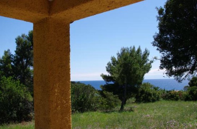 En una villa plurifamiliar con 5 apartamentos, a 400 metros del mar, 4 pax, 1 cocina, 1 dormitorio, 1 baño.