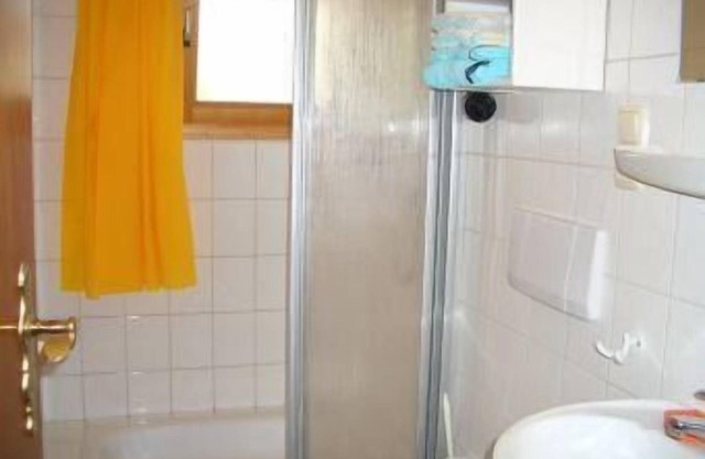 En el centro del pueblo ubicado apartamento con plaza de aparcamiento gratuita