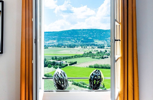 In Provence, near Mont Ventoux Gîte de Groupe with vintage bike museum