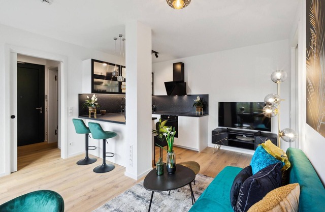 In the central and popular Dreimühlenviertel, this luxurious and modern vacation apartment welcomes