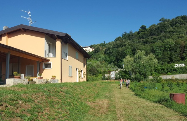 En el campo a 7 km del lago de Garda.