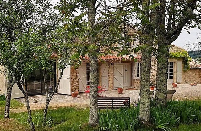 In the heart of nature, with an exceptional view of Cordes! Ideal for touring and walking.