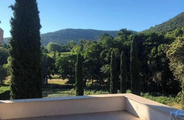 In the heart of the vineyards, a family property in an exceptional setting...