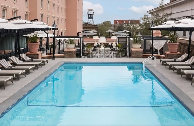In the Heart of Downtown Charleston! Walk to King Street, w/ Outdoor Pool