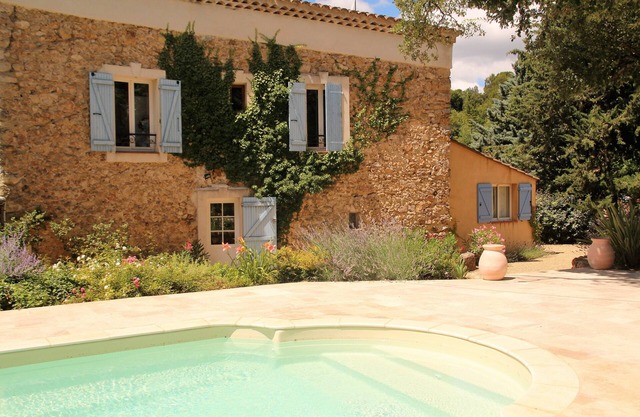 En el corazón de la Provenza verde en Var, antiguo y encantador redil