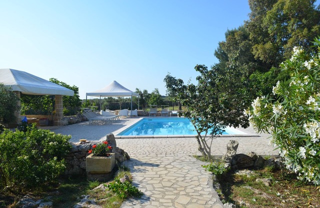 FASCINOSA DIMORA CERCA DEL MAR: RELAJACIÓN, COMODIDAD Y PISCINA EN EL CORAZÓN DE SALENTO