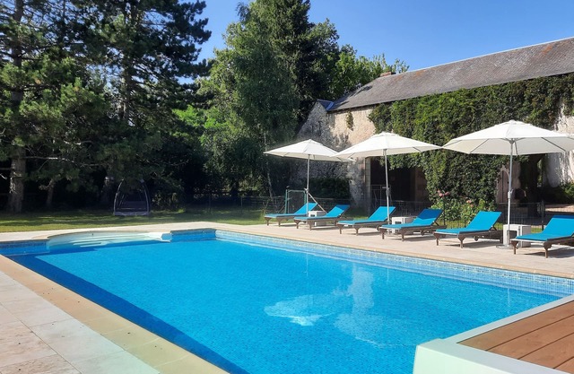 EN EL CORAZÓN DE LOS CASTILLOS DEL LOIRE, 8km TOURS, BONITA CASA, PISCINA CLIMATIZADA, TENIS