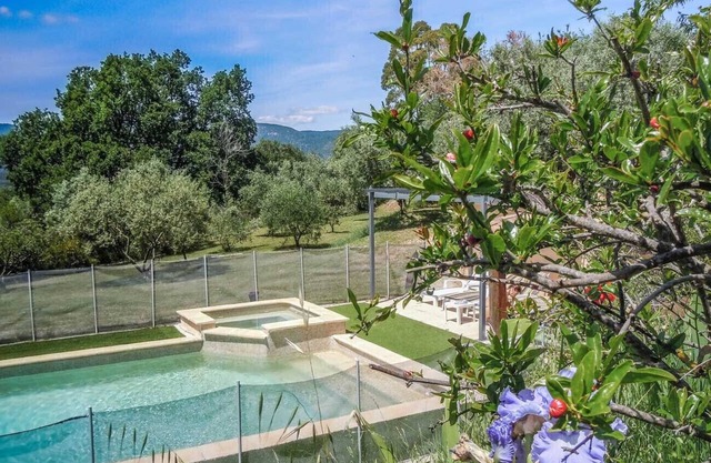 In the heart of the Luberon, spacious house in Grambois, private pool