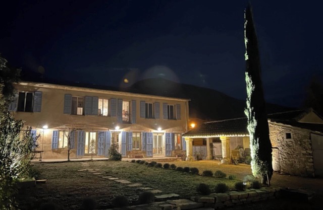In the heart of the Luberon and the Colorado Provençal, former school completely renovated
