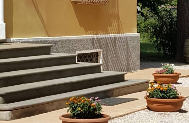 En el corazón de Umbría se alquila un edificio histórico rodeado de vegetación.