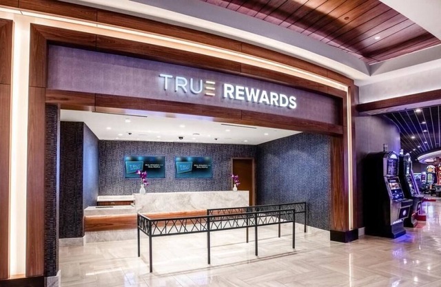 In the Heart of Vegas Attractions! Casino, 2 Pools, Game Room, Near Mob Museum!