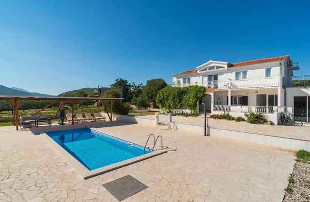 In the hinterland of Omis you will find this stylishly furnished, extremely spacious vacation home w
