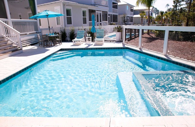 In the Key of the Sea! Private Salt Water Pool and Spa/Hot Tub. Free 6 Bikes! New 6-Seater Golf Cart!