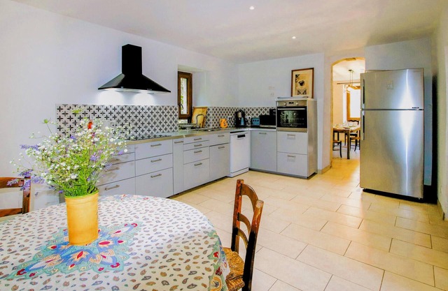 In the medieval fortified village of Rochegude, this large vacation home welcomes you.