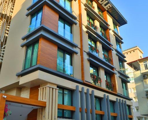 İn The Middle Hotel