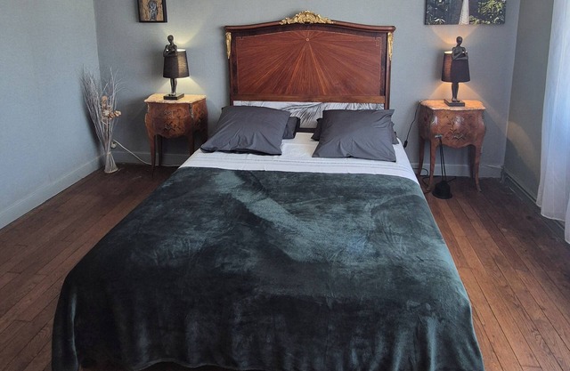In the Périgord Noir, bed and breakfast with swimming pool in a charming village