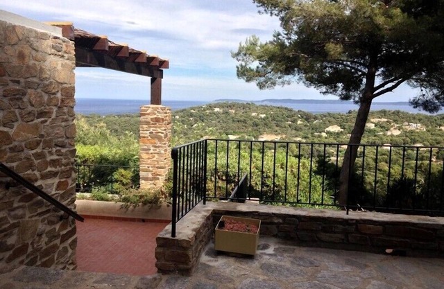 En la finca privada y vigilada de Gaou Bénat, villa de 115m².