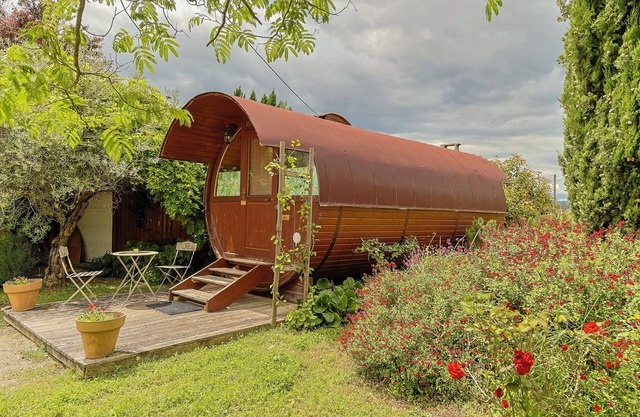 In the quiet countryside, surrounded by vineyards, a comfortable air-conditioned Tonneau.
