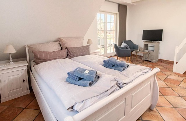 En esta hermosa suite junior, certificada con 3 estrellas por la DTV, para dos personas hay una habitación con cama doble (140x200 cm), una cocina y un balcón con vista al campo.