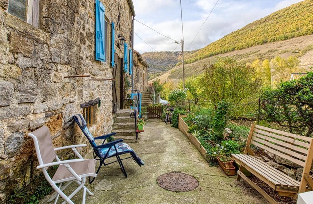 Alojamiento de 2 habitaciones en St Georges de Luzencon