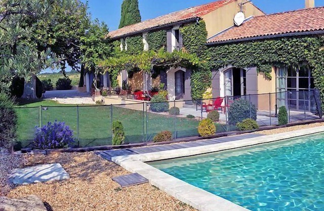In Violès, Vaucluse, exceptional vacation home, air-conditioned, heated pool.