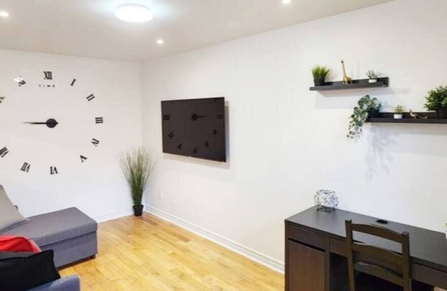 Incredible 3BDR in Mtl Core with private parking!