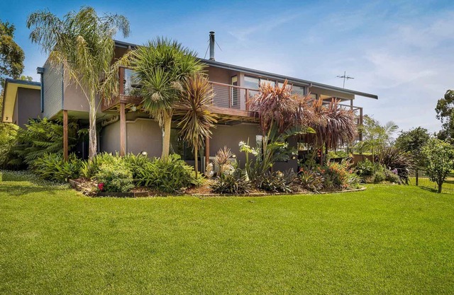 Incredible 5 bedroom home in picturesque gardens with water views and free WIFI