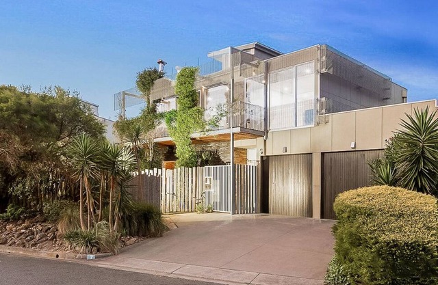 Incredible 5bed home + pool & hot tub + parking + walk to beach