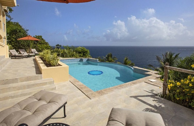 Incredible 8BR - walk to the beach, sleeps 18!