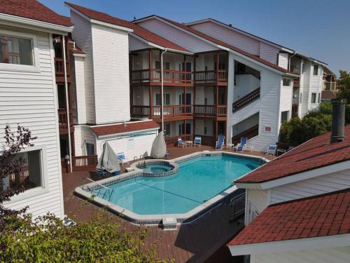 Incredible Beach Condo AC Beach Pool Hot Tub Sunrise